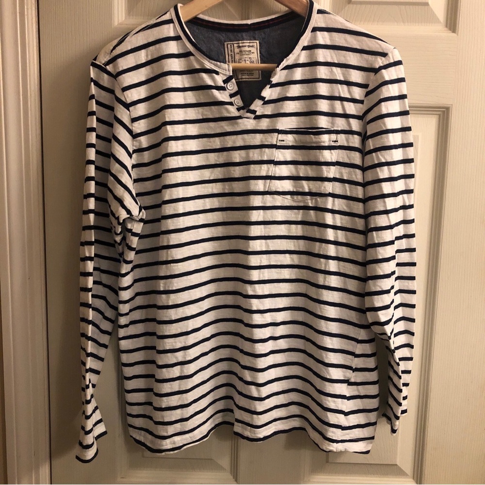 SZ small.  Mens.  Striped long sleeve Cotten tee (Henley)  buttons.